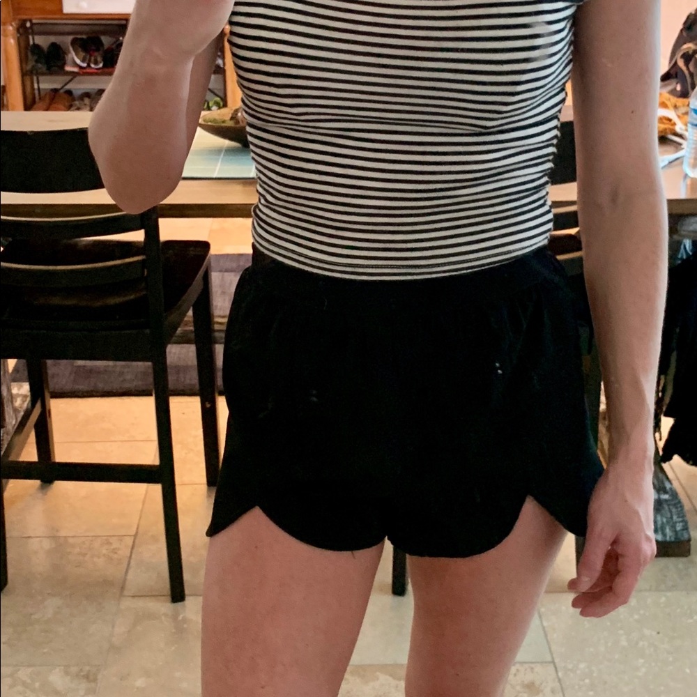 Scallop black shorts